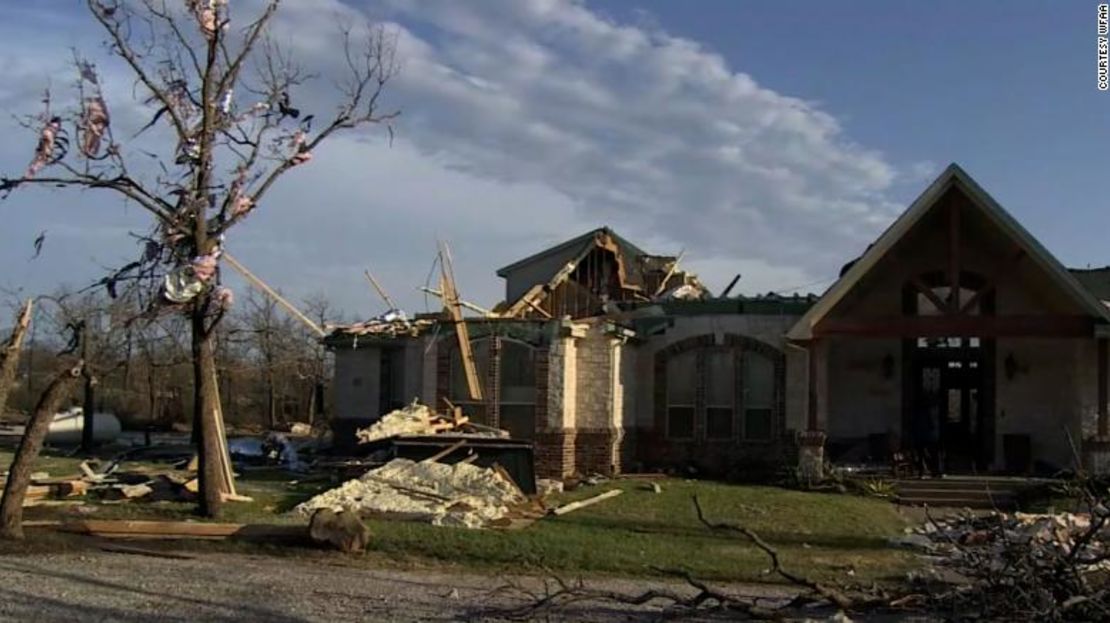 Varias casas sufrieron graves daños cuando las severas tormentas azotaron Jacksboro, Texas, este lunes.