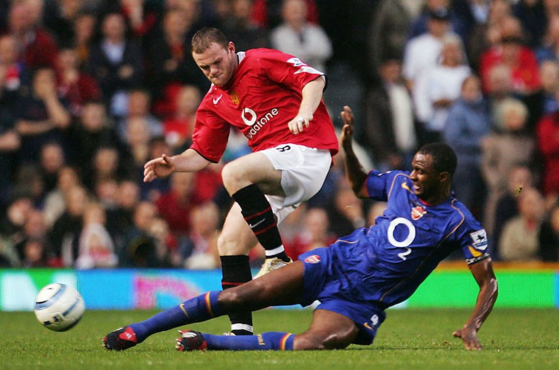 Wayne Rooney del Manchester United pelea por el balón con Patrick Vieira del Arsenal durante un partido entre el Manchester United y el Arsenal en Old Trafford el 24 de octubre de 2004 en Manchester, Inglaterra.