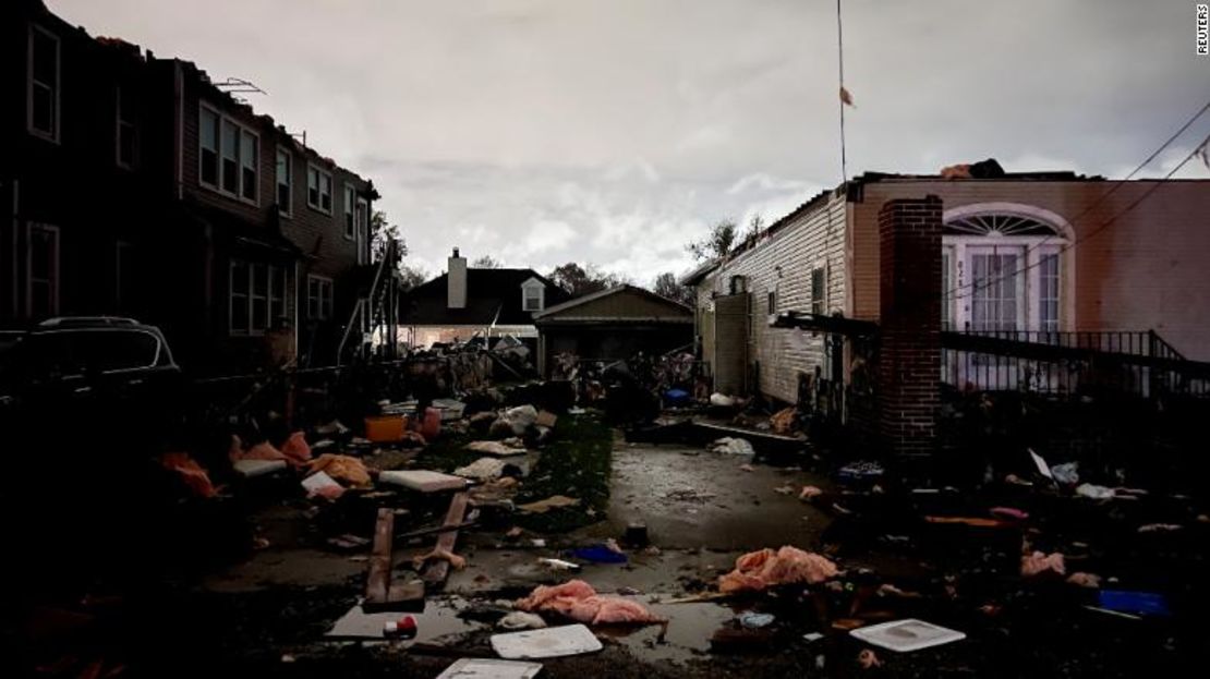 Los escombros están esparcidos por el suelo en el vecindario de Arabi después de que un gran tornado azotara Nueva Orleans.