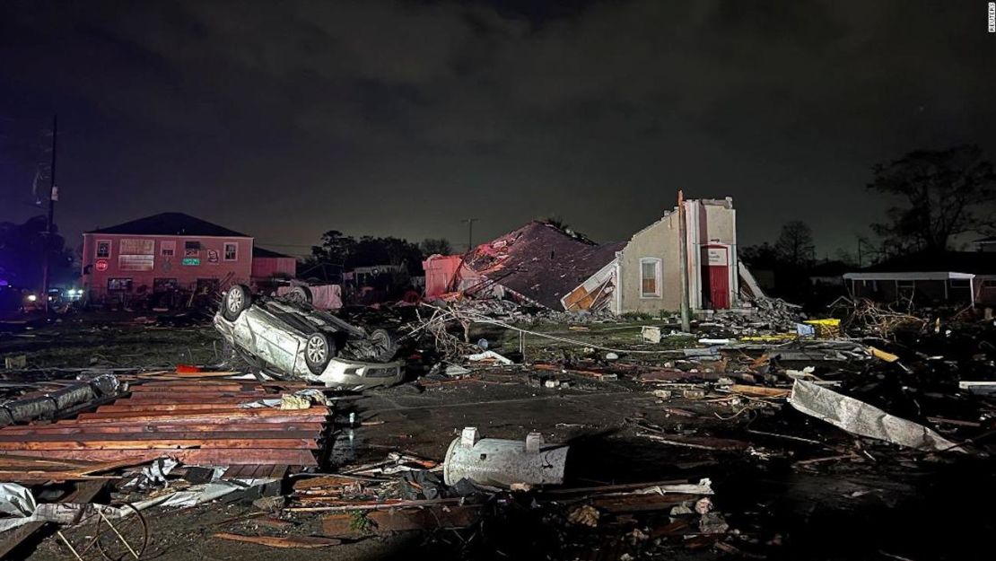 Un automóvil yace volcado entre los escombros en el vecindario de Arabi después de que un gran tornado azotara cerca de Nueva Orleans el martes.