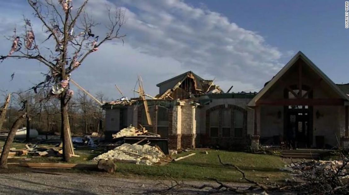 Varias casas sufrieron graves daños cuando las fuertes tormentas azotaron Jacksboro, Texas, el 21 de marzo de 2022.