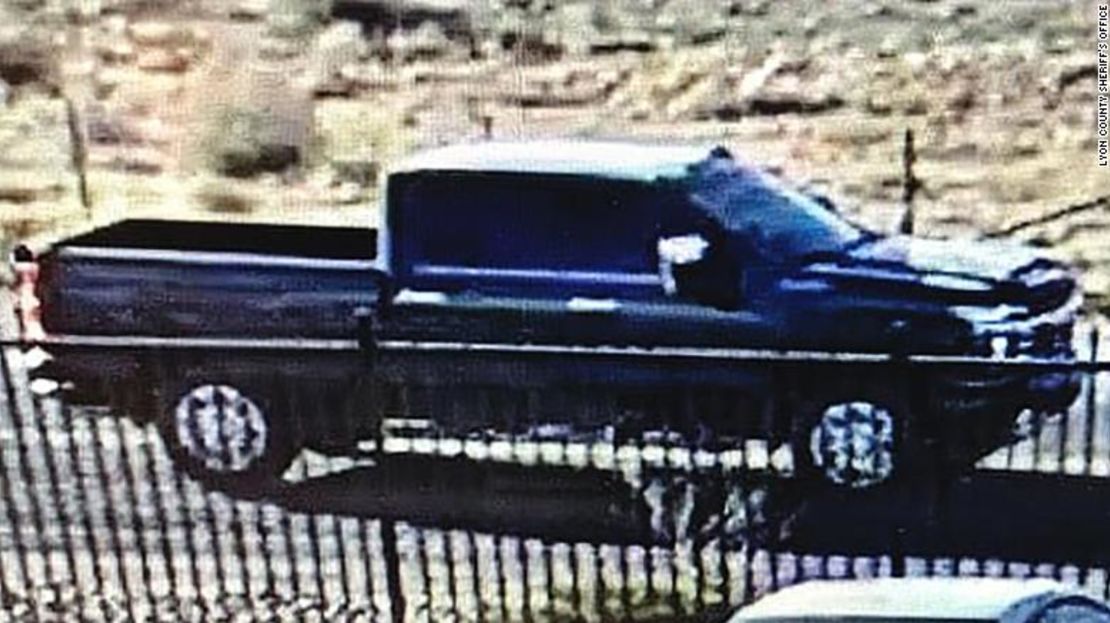 La Oficina del Sheriff del Condado de Lyon publicó una imagen de un vehículo, identificado como un Chevrolet, 2500, High Country de 4 puertas, de color oscuro, del año 2020 o más nuevo.