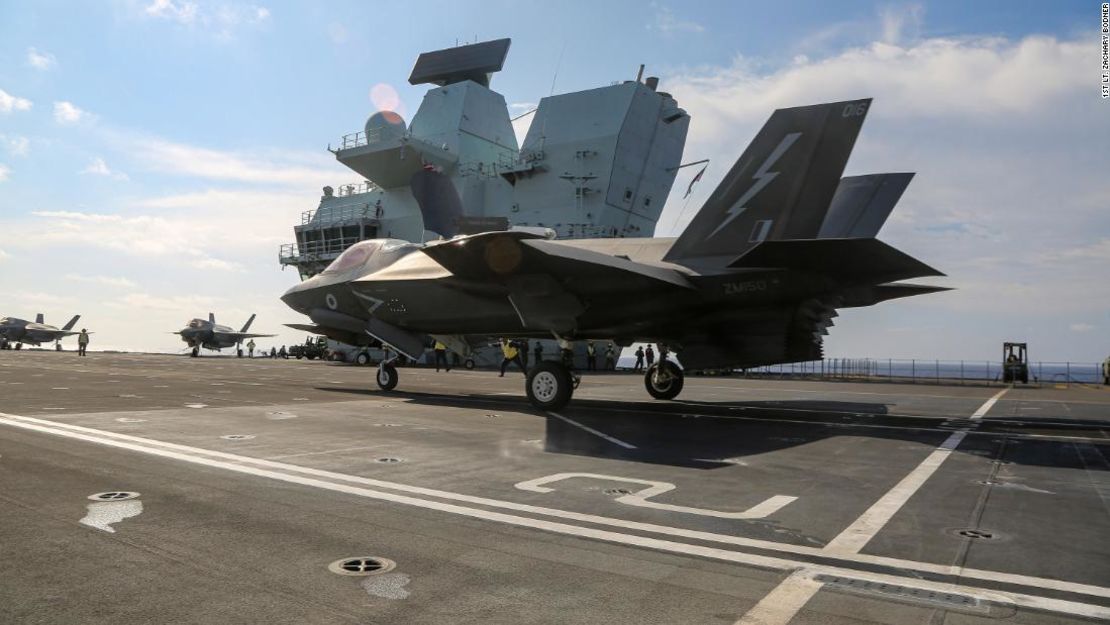 El portaaviones de la Marina Real Británica HMS Queen Elizabeth en el Mar de China Meridional en julio de 2021.