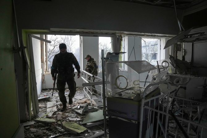 Militares ucranianos trabajan dentro del hospital de maternidad que fue atacado en Mariúpol el 9 de marzo. “La destrucción es enorme”, dijo el ayuntamiento. "El edificio de la instalación médica donde los niños fueron tratados recientemente está completamente destruido".