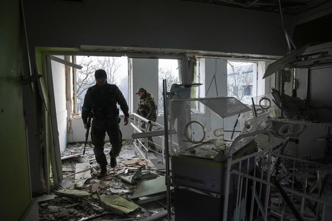 Militares ucranianos trabajan dentro del hospital de maternidad que fue atacado en Mariupol el 9 de marzo. “La destrucción es enorme”, dijo el ayuntamiento. "El edificio de la instalación médica donde los niños fueron tratados recientemente está completamente destruido".