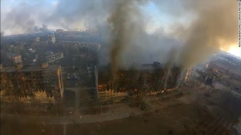 Las imágenes satelitales publicadas por Maxar Technologies el 15 de marzo revelaron el alcance del daño infligido a la ciudad, incluido el hospital y varios complejos de apartamentos. En esta foto se muestran columnas de humo saliendo de edificios residenciales de Mariúpol.