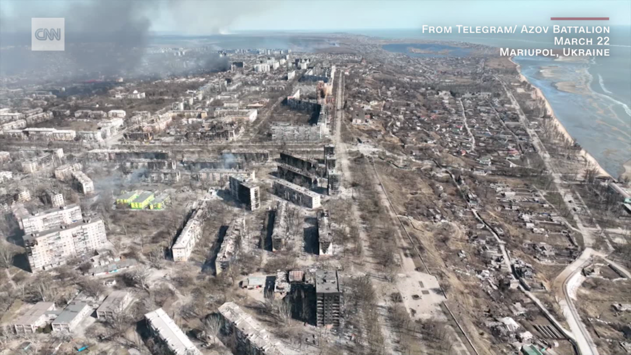 CNNE 1174057 - imagenes aereas revelan la destruccion en mariupol, "reducida a cenizas"