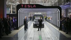 CNNE 1174120 - tesla abre nueva planta en alemania