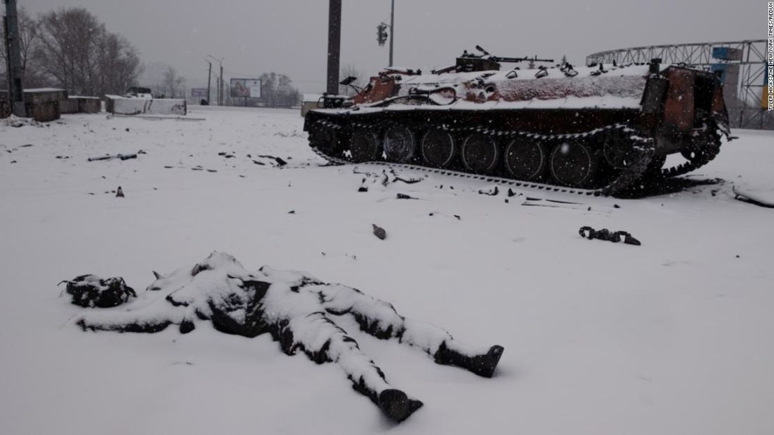 La nieve cubre el cuerpo de un soldado ruso muerto cerca de una carretera a las afueras de Járkiv, Ucrania, un día después del inicio de la invasión. Crédito: Tyler Hicks/The New York Times