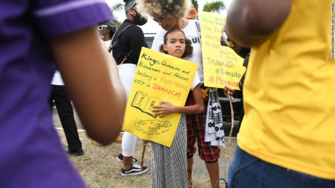 Una niña entre los manifestantes este martes.