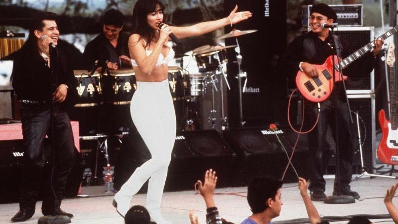 CNNE 1175051 - vuelve a los cines la pelicula de "selena", protagonizada por jennifer lopez