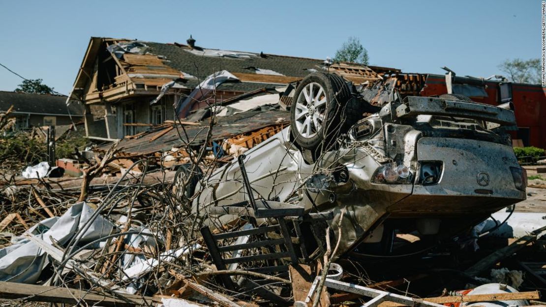 Un vehículo volcado en medio de casas destruidas en Arabi, Louisiana.