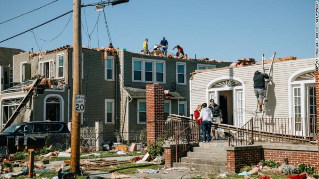 Residentes evalúan los daños a las casas en Arabi, Louisiana, este miércoles después de los tornados.