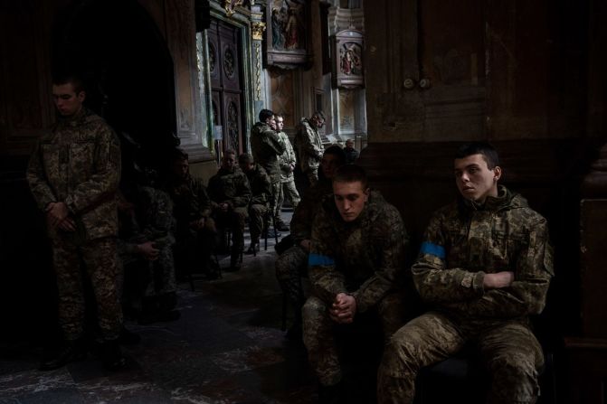 Cadetes militares asisten a una ceremonia fúnebre en un iglesia en Lviv el 15 de marzo. El funeral fue para cuatro de los militares ucranianos que murieron durante un ataque aéreo en la base militar de Yavoriv, cerca de la frontera con Polonia. Las autoridades locales dicen que 35 personas murieron en ese ataque.