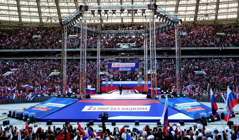 El presidente de Rusia, Vladimir Putin, asiste a un mitin en un estadio en Moscú el 18 de marzo. Hablando desde un escenario frente a una pancarta que decía "por un mundo sin nazismo", Putin dijo que Rusia "definitivamente implementará todos nuestros planes" en Ucrania. Insistió en que la unidad nacional era la más fuerte en mucho tiempo, incluso cuando muchas personas huyen de Rusia o protestan contra la guerra en las calles. Las autoridades dijeron a los trabajadores estatales que asistieran a la celebración, que conmemoró el octavo año de la anexión de Crimea por parte de Rusia.