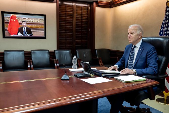 El presidente de Estados Unidos, Joe Biden, sostiene una reunión virtual con el presidente chino, Xi Jinping, en esta foto que fue publicada por la Casa Blanca el 18 de marzo. Biden trató de usar la llamada de 110 minutos para disuadir Xi de ayudar a Rusia en su guerra contra Ucrania.