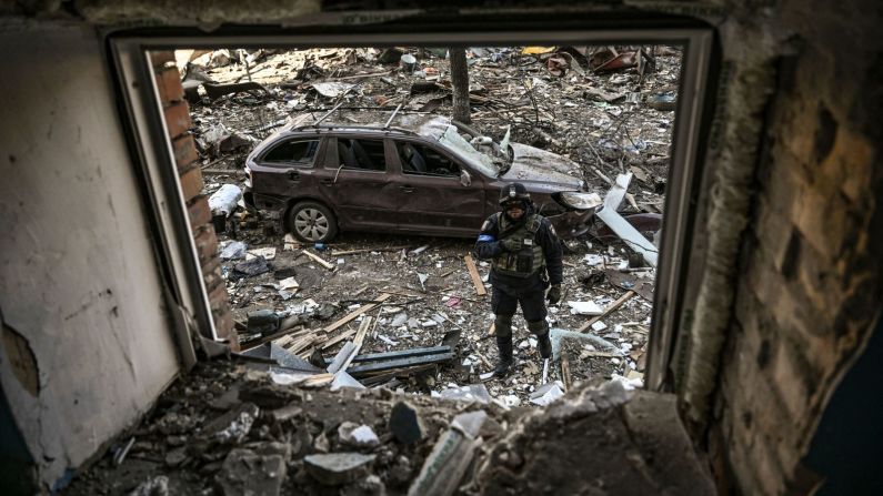 Un militar ucraniano camina entre los escombros después de un bombardeo en una zona residencial de Kyiv el 19 de marzo.