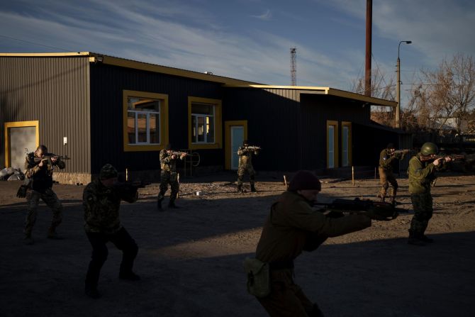 Voluntarios civiles asisten a un campo de entrenamiento para las Fuerzas de Defensa Territorial en Brovary, Ucrania, el 21 de marzo.