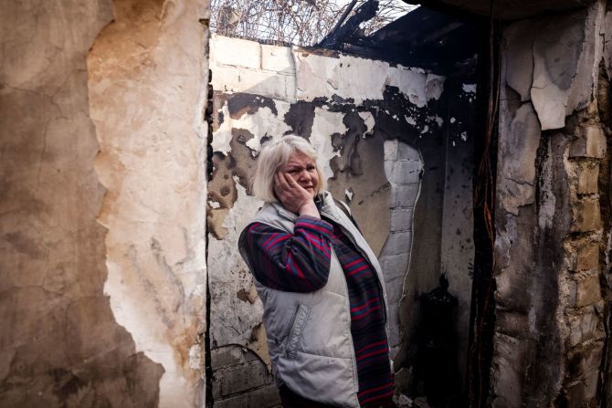 Svetlana Ilyuhina mira los restos de su casa en Kyiv después de un ataque con cohetes rusos el 23 de marzo. "Primero había humo. Luego todo se puso negro", dijo.