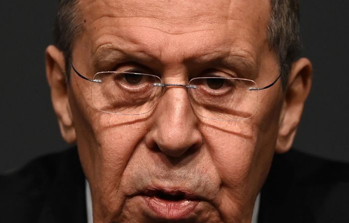 El ministro de Relaciones Exteriores de Rusia, Sergey Lavrov, da una conferencia de prensa después de reunirse con el ministro de Relaciones Exteriores de Ucrania, Dmytro Kuleba, en Antalya, Turquía, el 10 de marzo. Dos semanas después de la invasión rusa de Ucrania, Lavrov afirmó falsamente que su país "no atacó" a su vecino.