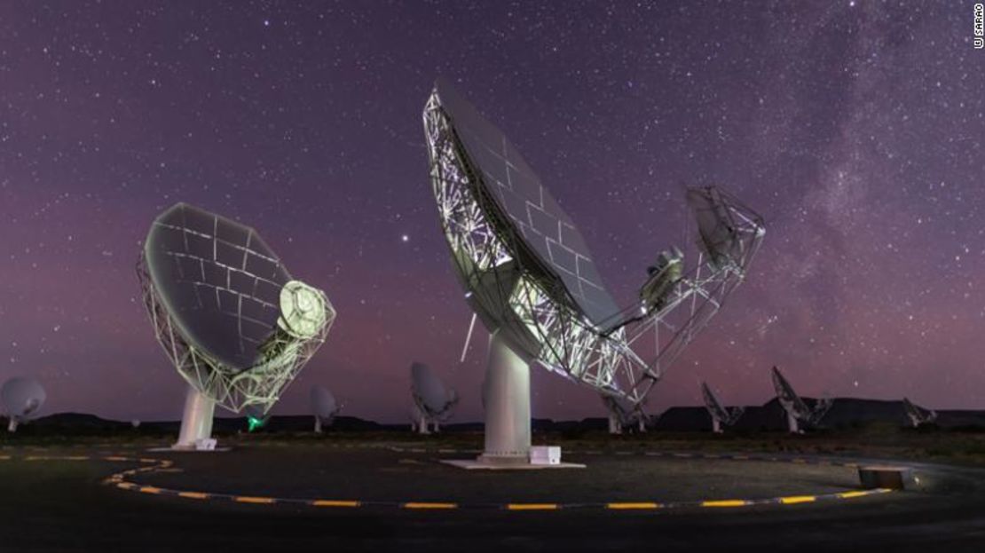 Los platos del radiotelescopio MeerKAT se pueden ver bajo un cielo lleno de estrellas en Karoo, Sudáfrica.