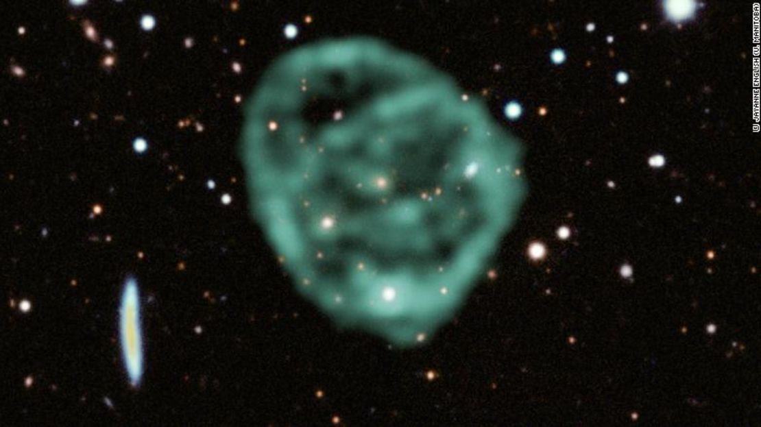 Los datos del telescopio MeerKAT (en verde) que muestran los círculos de radio se superponen a los datos ópticos y del infrarrojo cercano del Dark Energy Survey.