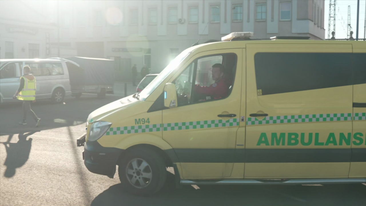 CNNE 1175364 - este paramedico voluntario ayuda a refugiados a escapar de ucrania