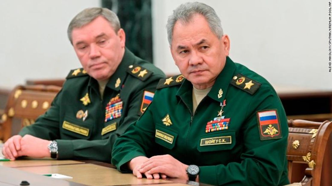 El ministro de Defensa ruso, Sergei Shoigu, a la derecha, y el jefe del Estado Mayor de las Fuerzas Armadas de Rusia y primer viceministro de Defensa, Valery Gerasimov, escuchan al presidente ruso Vladimir Putin durante su reunión en Moscú, Rusia, el 27 de febrero de 2022.