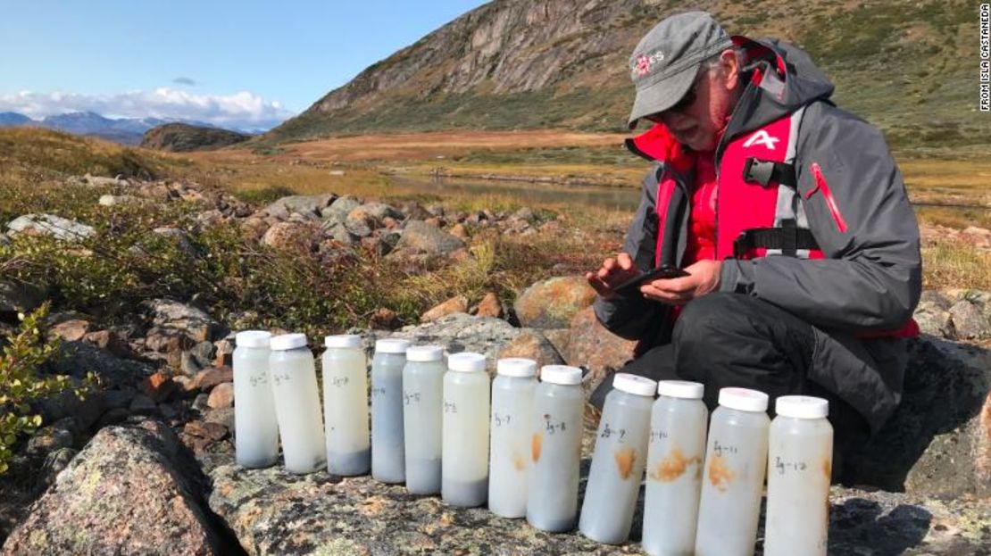 Bradley aparece con algunas de las muestras de sedimentos que el equipo recogió en el lago Igaliku.