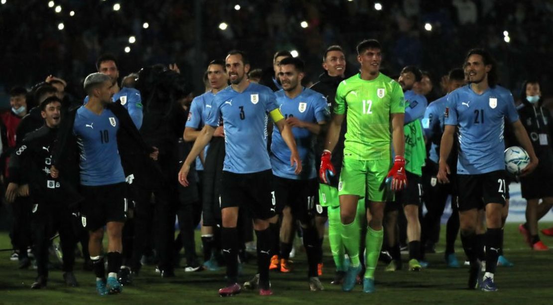 La selección uruguaya festeja tras su triunfo frente a Perú.