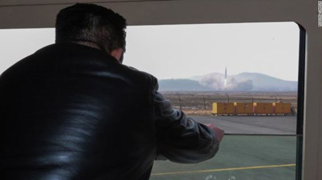 Se muestra a Kim Jong Un mirando el lanzamiento de un misil, en una foto publicada por los medios estatales.