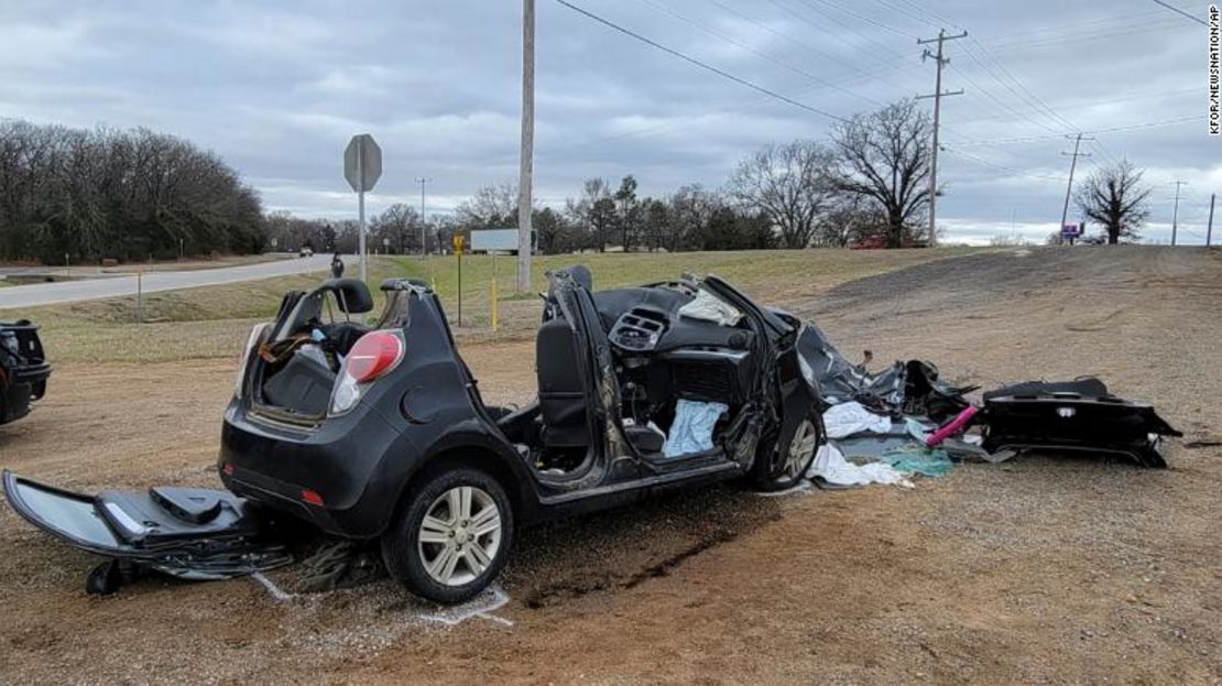 Este vehículo gravemente dañado quedó fuera de una carretera en Tishomingo, Oklahoma, luego de una colisión en la que murieron seis adolescentes el 22 de marzo de 2022.