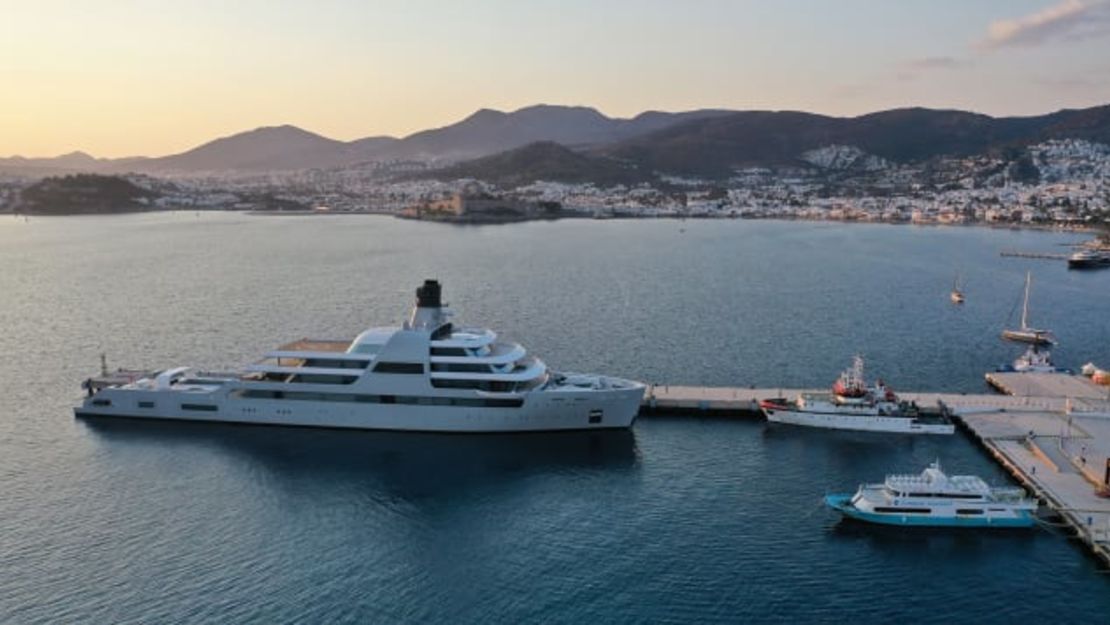 Solaris, un superyate vinculado al oligarca ruso Roman Abramovich, aparece atracado en Bodrum, Turquía el 21 de marzo.Crédito: Ali Balli/Anadolu Agency/Getty Images