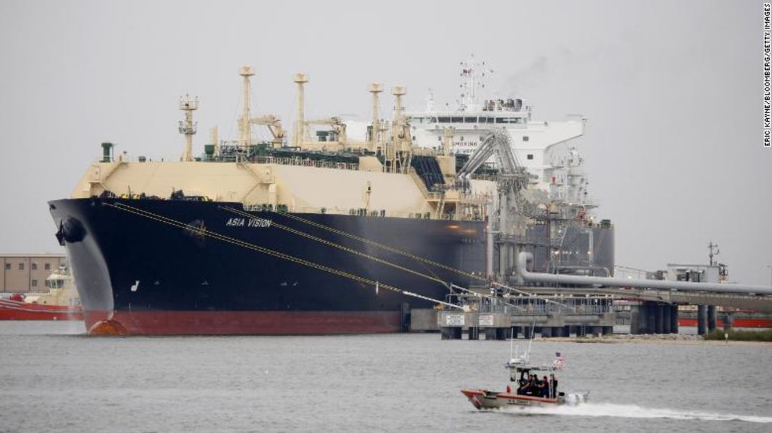 Un barco de la Guardia Costera de EE.UU. pasa junto al buque de transporte de LNG Asia Vision, atracado en una terminal de Sabine Pass, Texas.