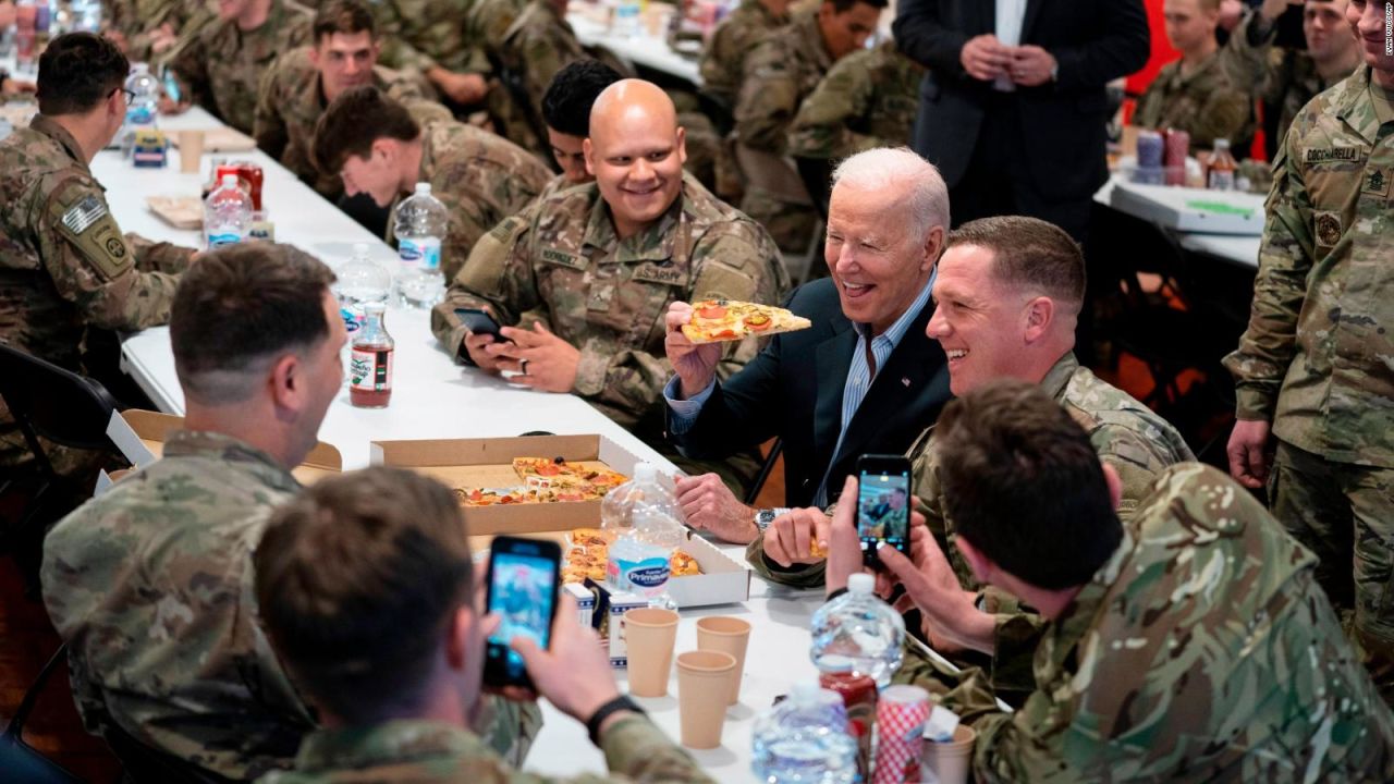 CNNE 1176152 - ¿que comida comparte biden con militares en polonia?