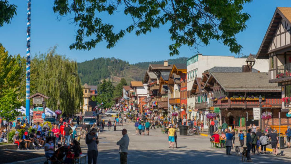 Calle principal de Leavenworth, en el este del estado de Washington. Esta ciudad de estilo bávaro en las Montañas Cascade puede ser un excelente viaje corto por carretera para las personas en Seattle, Spokane y Portland, Oregón. Wolfgang Kaehler/LightRocket/Getty Images