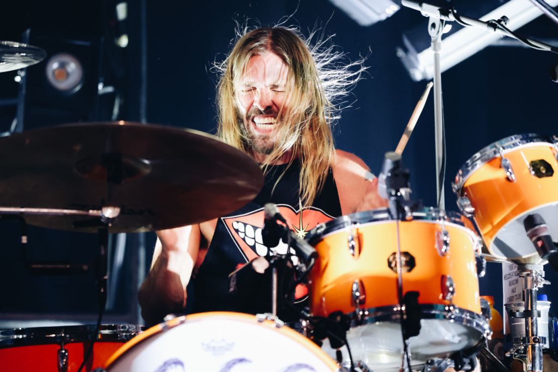 Taylor Hawkins de Foo Fighters se presenta en el escenario en la fiesta posterior al estreno en Los Ángeles de "Studio 666" en el Teatro Fonda el 16 de febrero de 2022 en Hollywood, California.