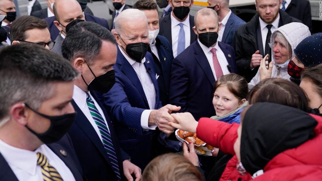 El presidente Joe Biden se reúne con refugiados ucranianos y trabajadores de ayuda humanitaria durante una visita al estadio PGE Narodowy, el sábado 26 de marzo de 2022 en Varsovia.