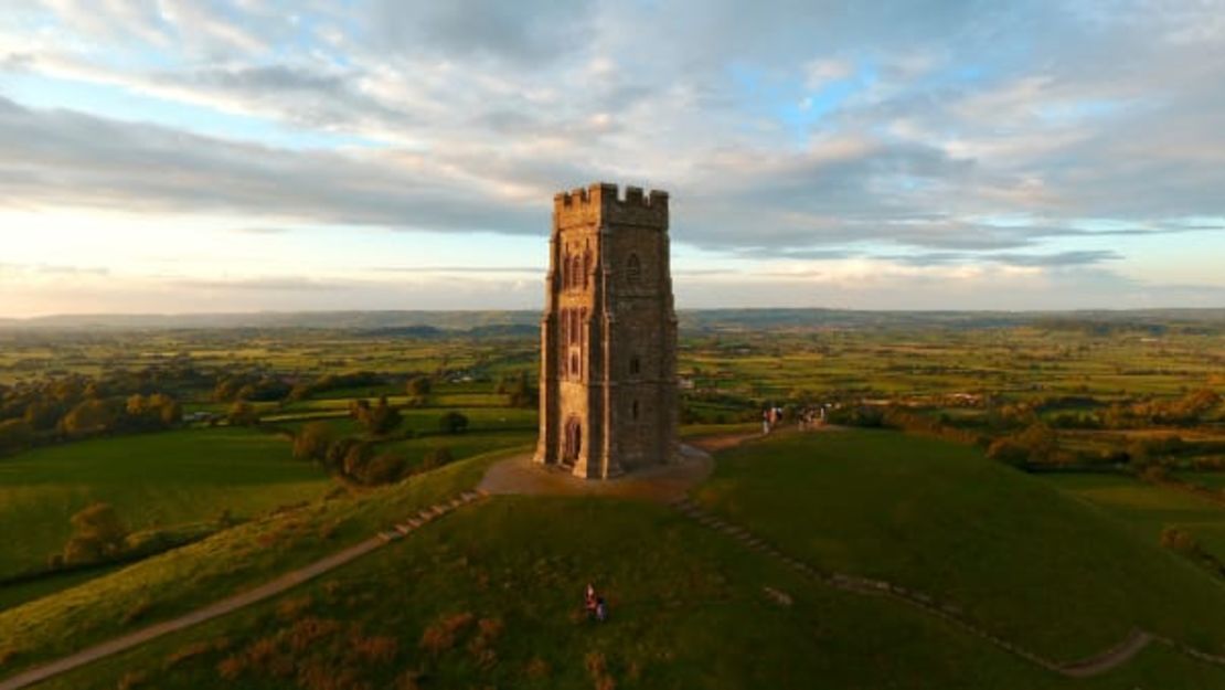 Glastonbury Tor está cerca de la casa de Caroline Williams. Adobe Stock