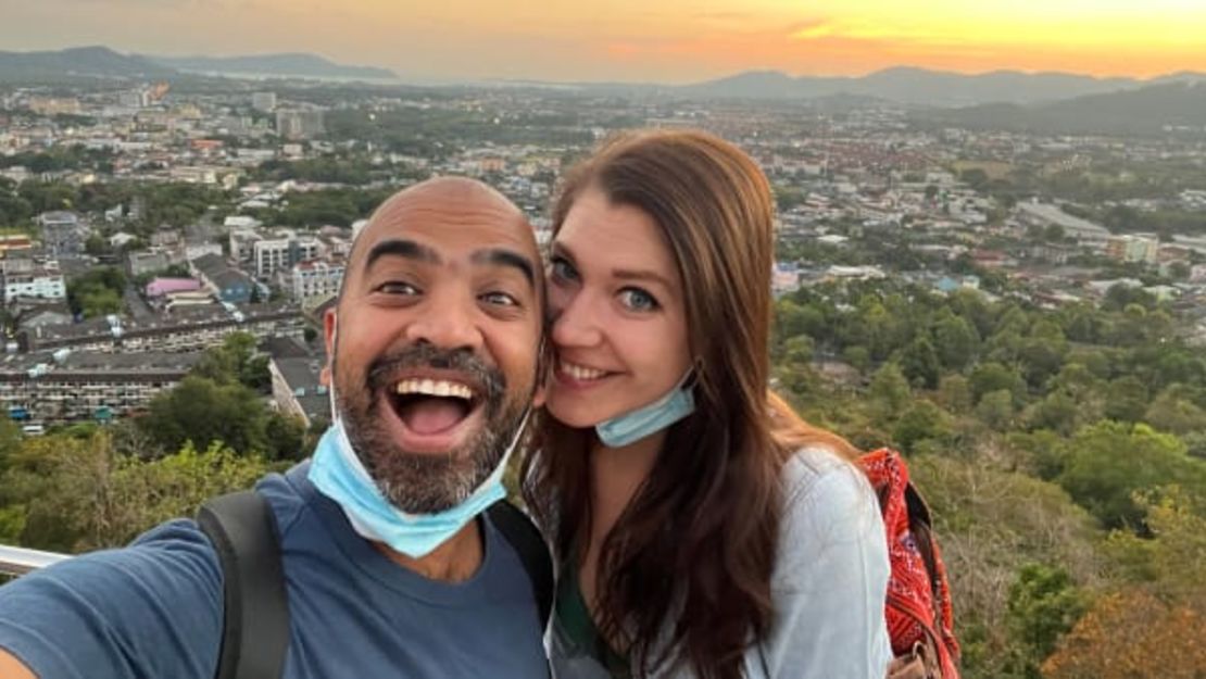 Kash Bhattacharya y su pareja Sabina regresaban de un viaje de ensueño a Tailandia cuando comenzó la invasión. Kash Bhattacharya/Budget Travel