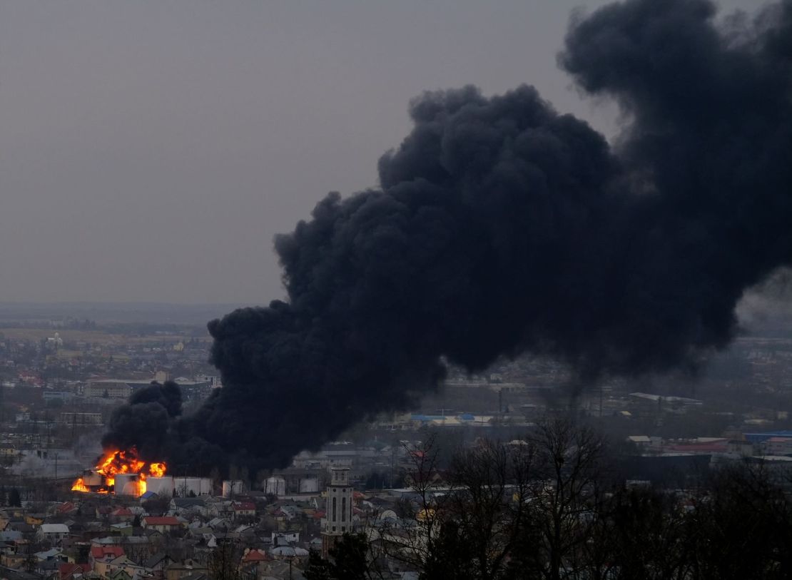 Fuego y humo se elevan luego de una explosión en Lviv, Ucrania, el sábado 26 de marzo.