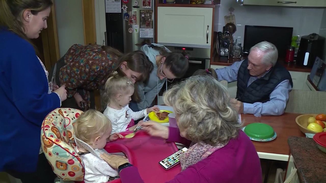 CNNE 1176575 - dos familias ucranianas comparten su nueva vida en espana