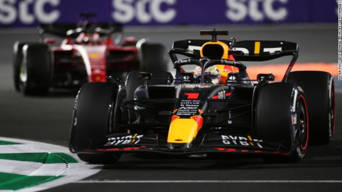 Verstappen adelanta a Leclerc durante el GP de Arabia Saudita.