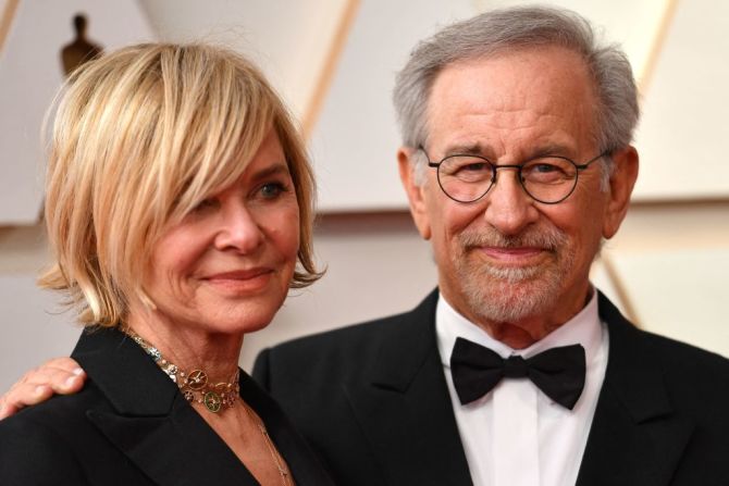 Kate Capshaw y Steven Spielberg, director de "West Side Story", en la alfombra roja 2022.