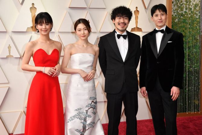 De izquierda a derecha, parte del elenco de "Drive My Car", nominada a mejor película: Sonia Yuan, Park Yu-rim, Jin Dae-yeon y Ahn Hwitae.