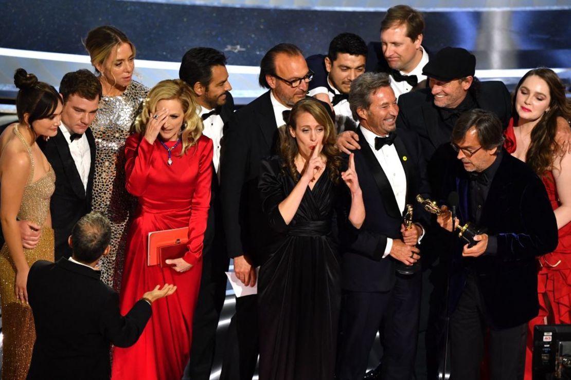 El elenco y el equipo de "Coda" aceptan el premio a la Mejor Película por "CODA". Crédito: ROBYN BECK/AFP a través de Getty Images