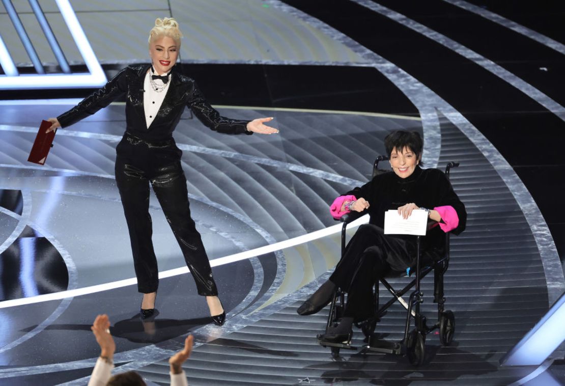 Lady Gaga y Liza Minnelli hablan en el escenario durante la 94ª edición de los Premios de la Academia en el Teatro Dolby el 27 de marzo de 2022 en Hollywood, California.