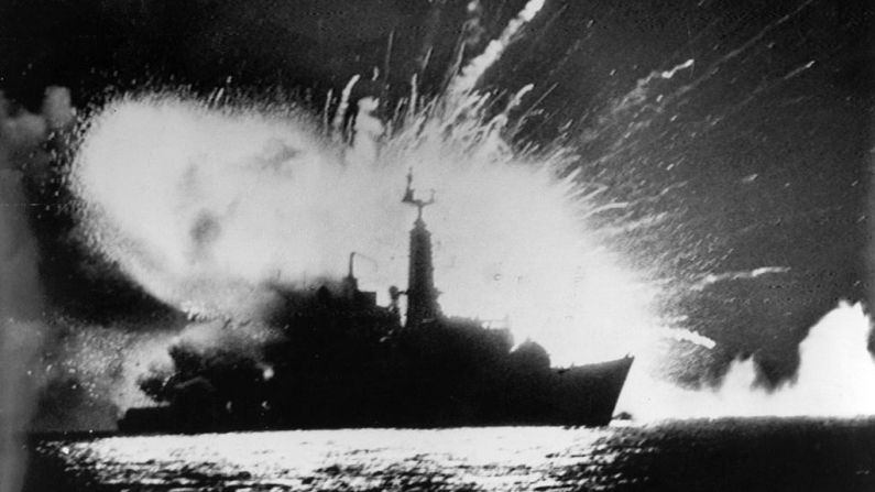 Los cargadores de misiles a bordo de la fragata Tipo 21 de la Marina Real Británica, HMS Antelope, explotan en el estrecho de San Carlos, el 24 de mayo de 1982.