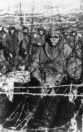 Un prisionero argentino capturado se sienta detrás de un alambre de púas en un recinto en las Islas Malvinas durante la guerra con las fuerzas británicas, junio de 1982. Más de 1200 argentinos fueron capturados en Pradera del Ganso y Darwin.