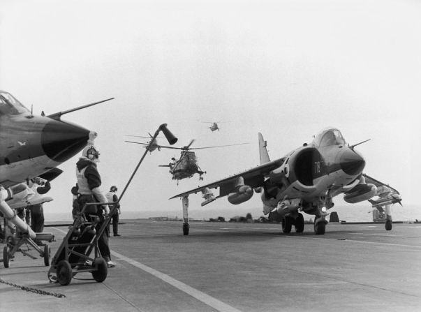 Un caza británico Sea Harrier en la cubierta de vuelo del portaaviones HMS Hermes dirigiéndose a las Malvinas tras el inicio de las hostilidades, abril de 1982.